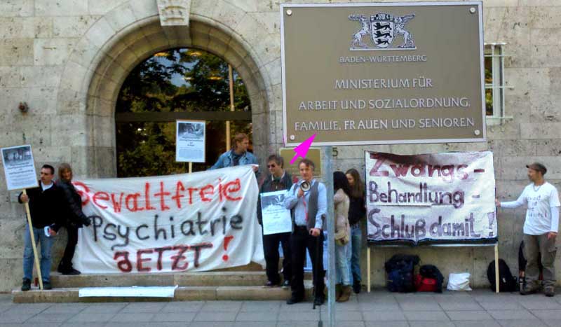 Demonstration vor dem Sozialministerium während einer Anhörung unter Ausschluß aller Kritiker am 14.5.2012